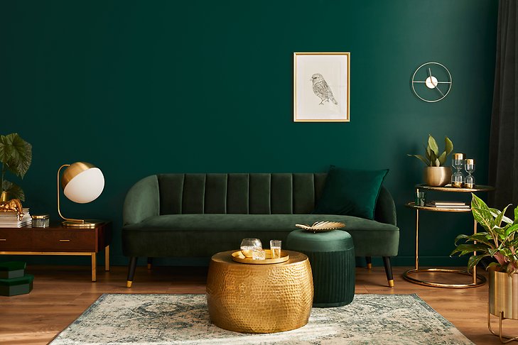 interiör med grön soffa i sammet och gröna väggar